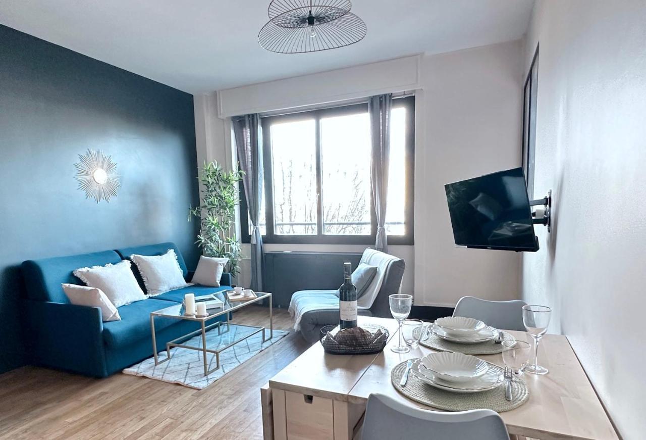 Stylish Apartment With A Balcony In Paris Bagian luar foto