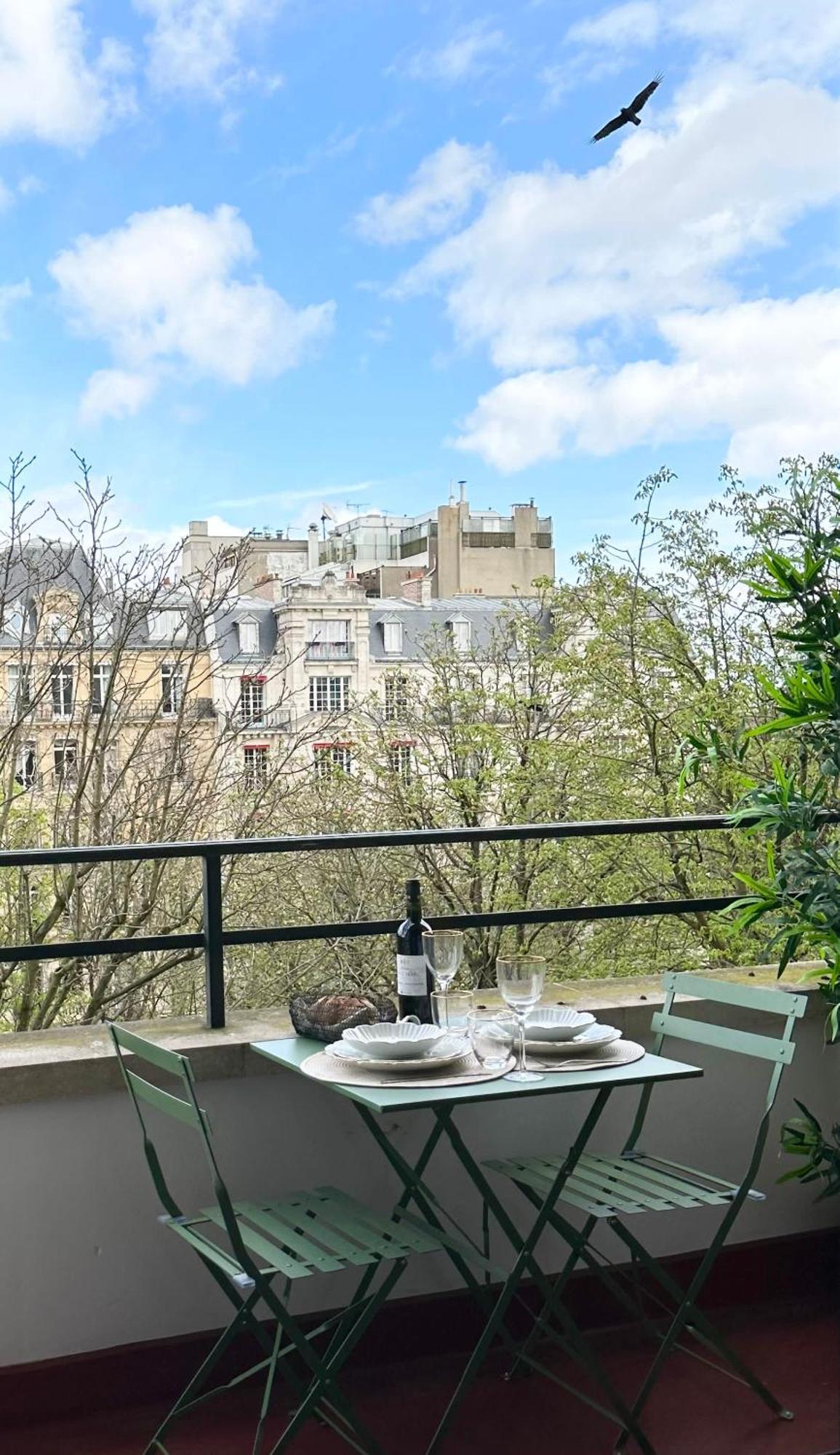 Stylish Apartment With A Balcony In Paris Bagian luar foto