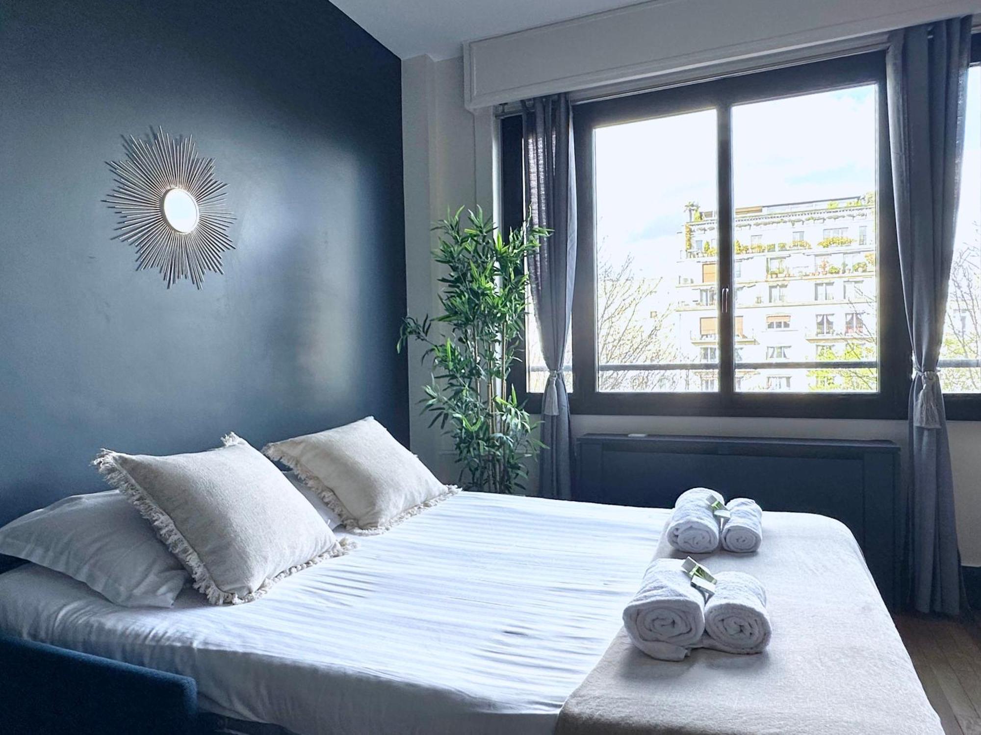 Stylish Apartment With A Balcony In Paris Bagian luar foto