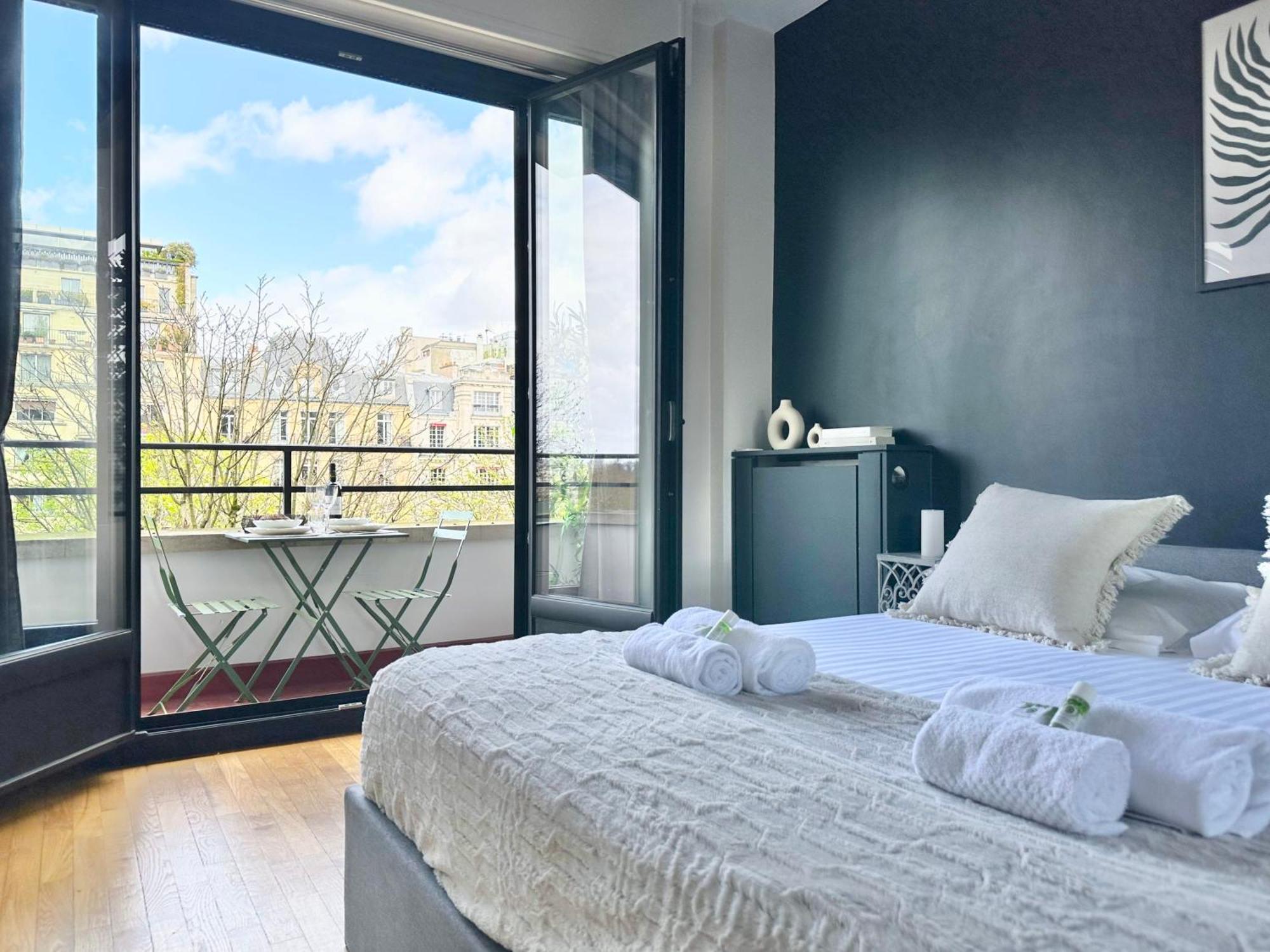 Stylish Apartment With A Balcony In Paris Bagian luar foto