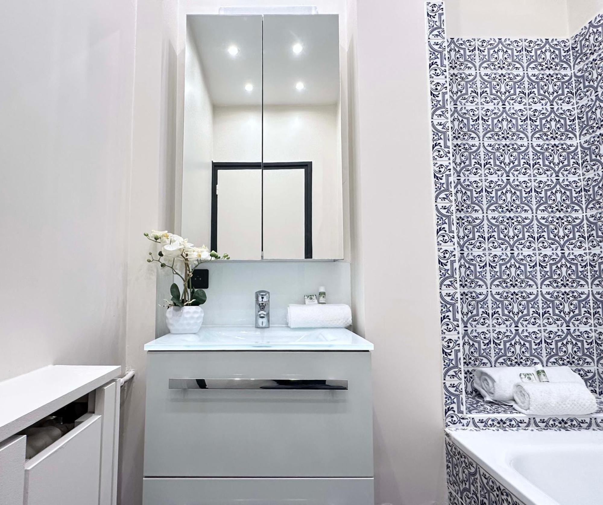 Stylish Apartment With A Balcony In Paris Bagian luar foto