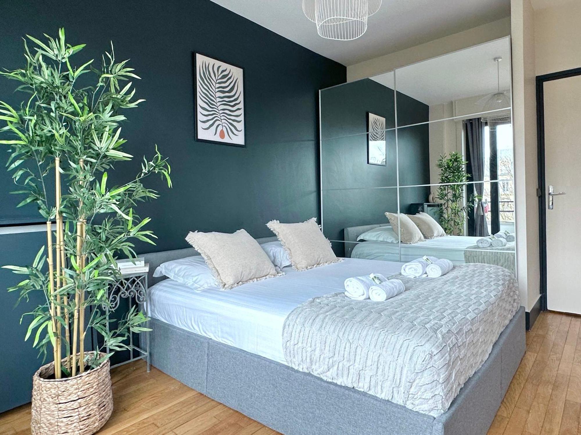 Stylish Apartment With A Balcony In Paris Bagian luar foto