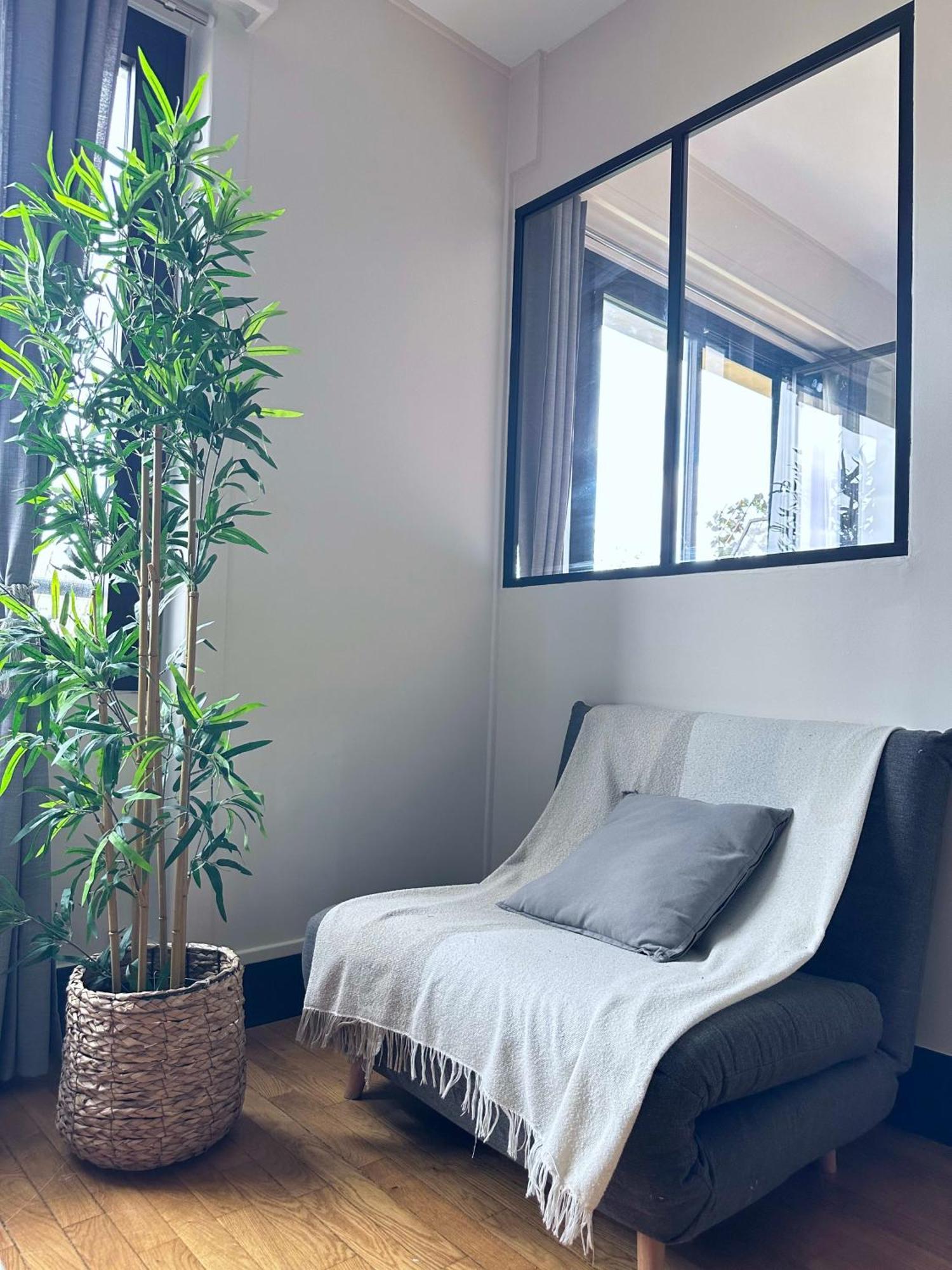Stylish Apartment With A Balcony In Paris Bagian luar foto