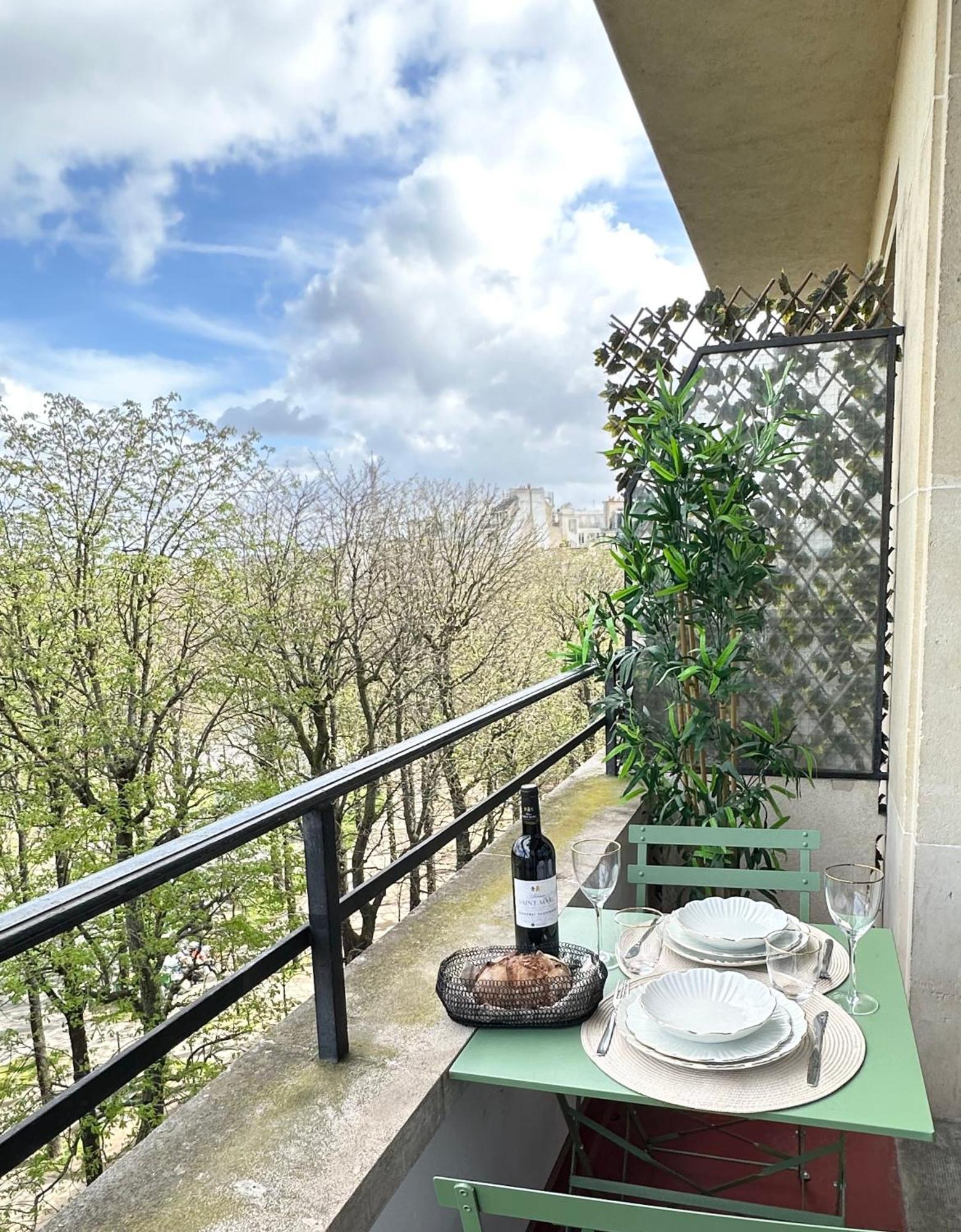Stylish Apartment With A Balcony In Paris Bagian luar foto
